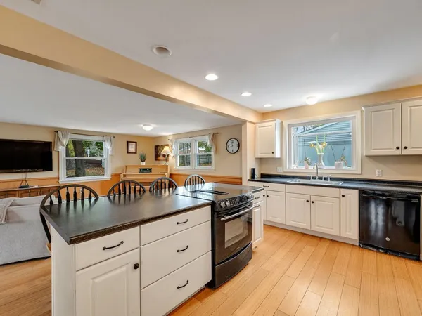 $695,000 | 16 Lakewood Parkway, Burlington, VT 05408
