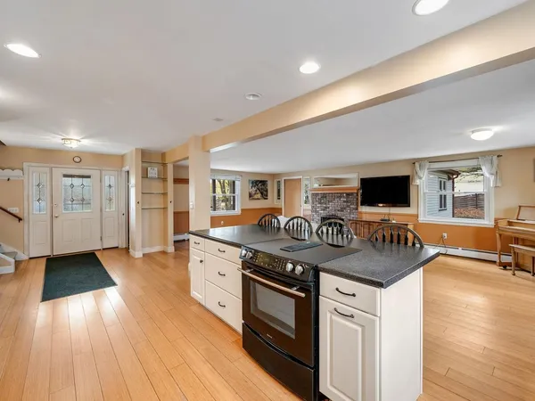 $695,000 | 16 Lakewood Parkway, Burlington, VT 05408