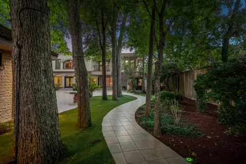 a view of a yard in front of house