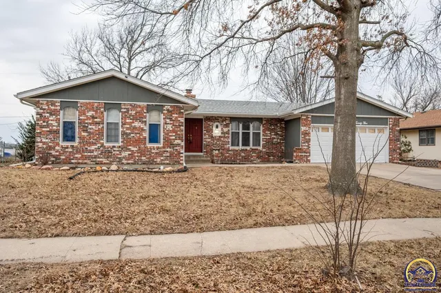 $210,000 | 1925 Southwest Arrowhead Road, Topeka, KS 66604