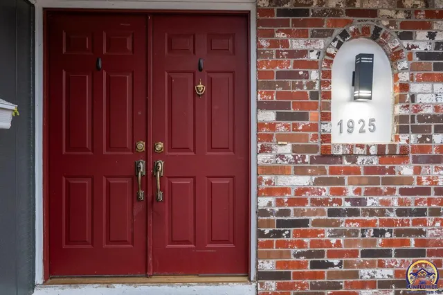 $210,000 | 1925 Southwest Arrowhead Road, Topeka, KS 66604