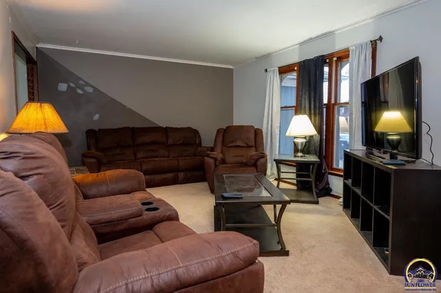 $210,000 | 1925 Southwest Arrowhead Road, Topeka, KS 66604