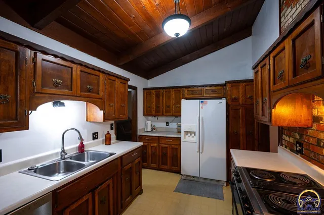 $210,000 | 1925 Southwest Arrowhead Road, Topeka, KS 66604