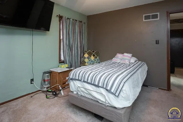 $210,000 | 1925 Southwest Arrowhead Road, Topeka, KS 66604