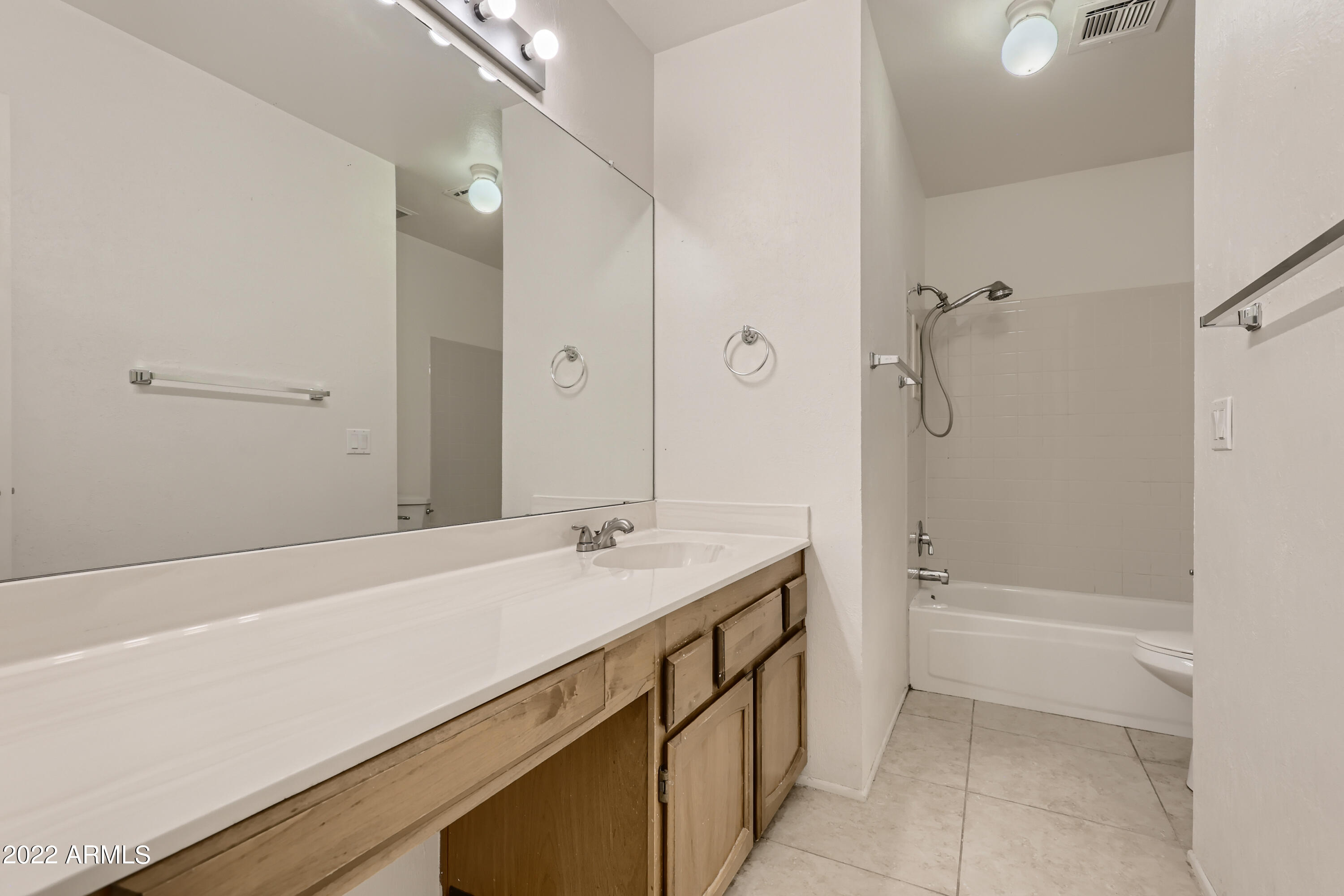 609 East Utopia Road Phoenix, AZ 85024 - Photo 25 of 33 28-988797992-40 2nd Floor Bathroom