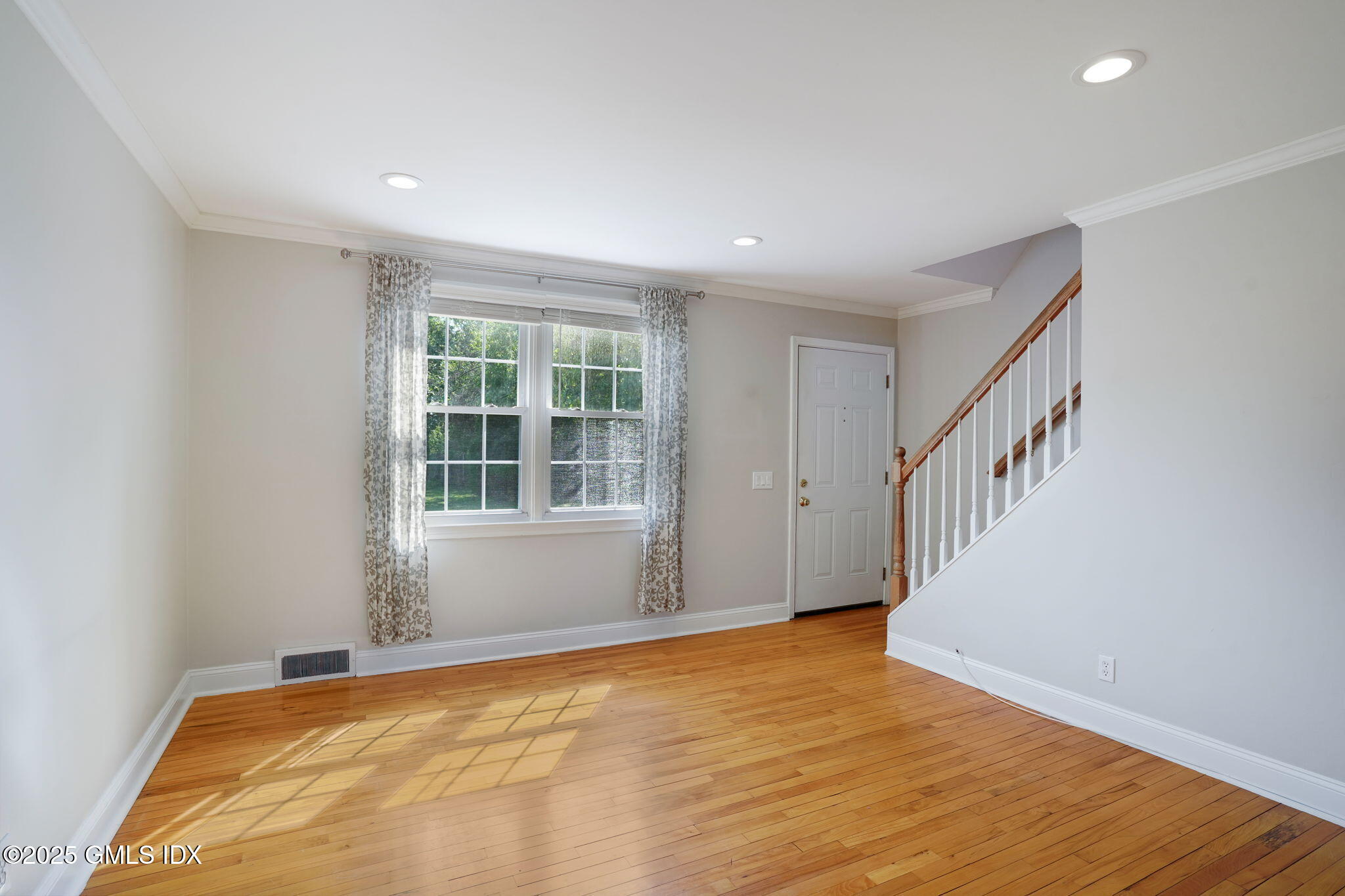 375 Sylvan Knoll Road Stamford, CT 06902 - Photo 4 of 15 Living Room /door entry
