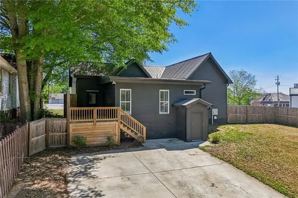 a view of a house with a yard