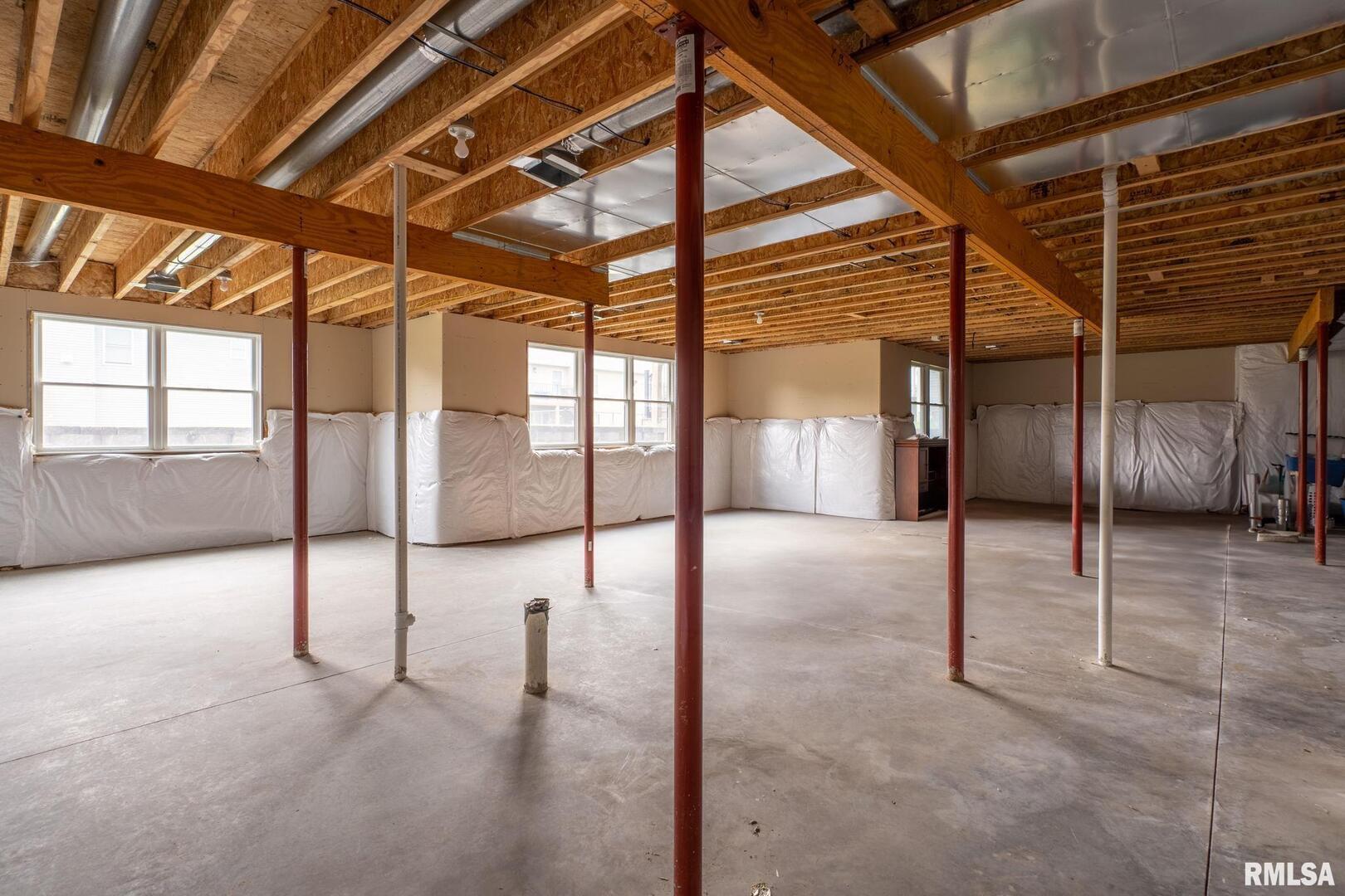1422 Racine Court Davenport, IA 52804 - Photo 31 of 53 a view of an empty room with a window