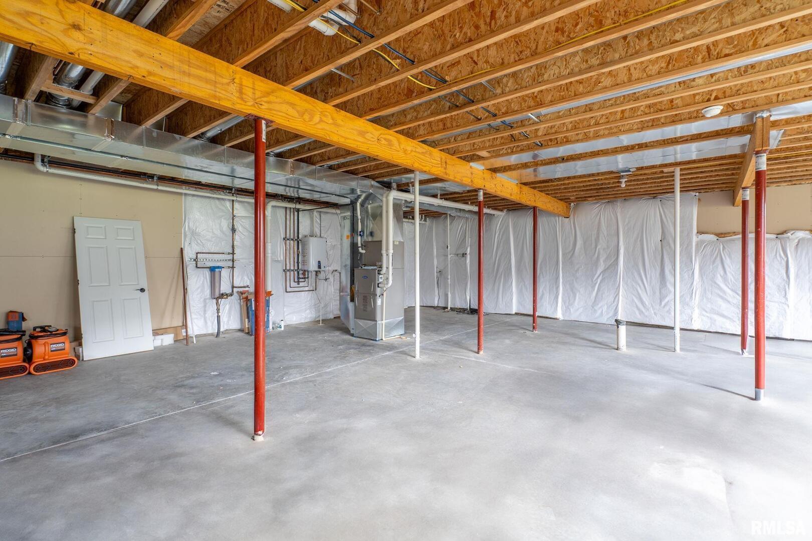 1422 Racine Court Davenport, IA 52804 - Photo 33 of 53 a view of an empty room