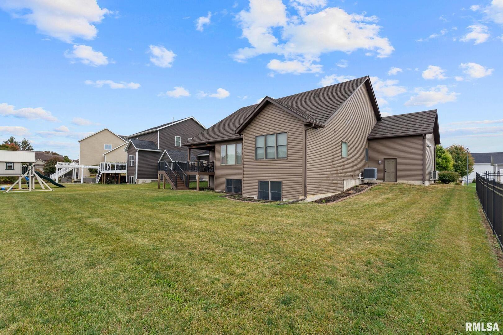 1422 Racine Court Davenport, IA 52804 - Photo 36 of 53 a house view with a garden space