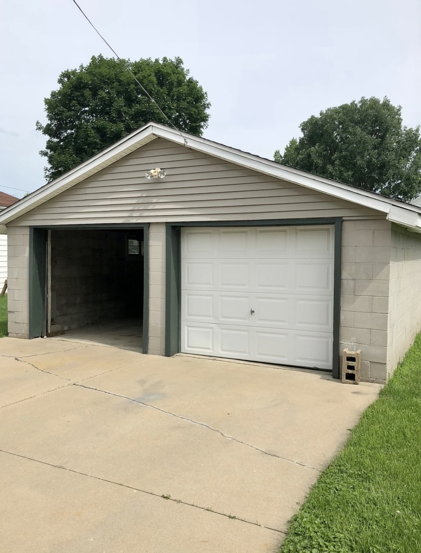 2021 7th Street Peru, IL 61354 - Photo 18 of 18 a backyard of a house