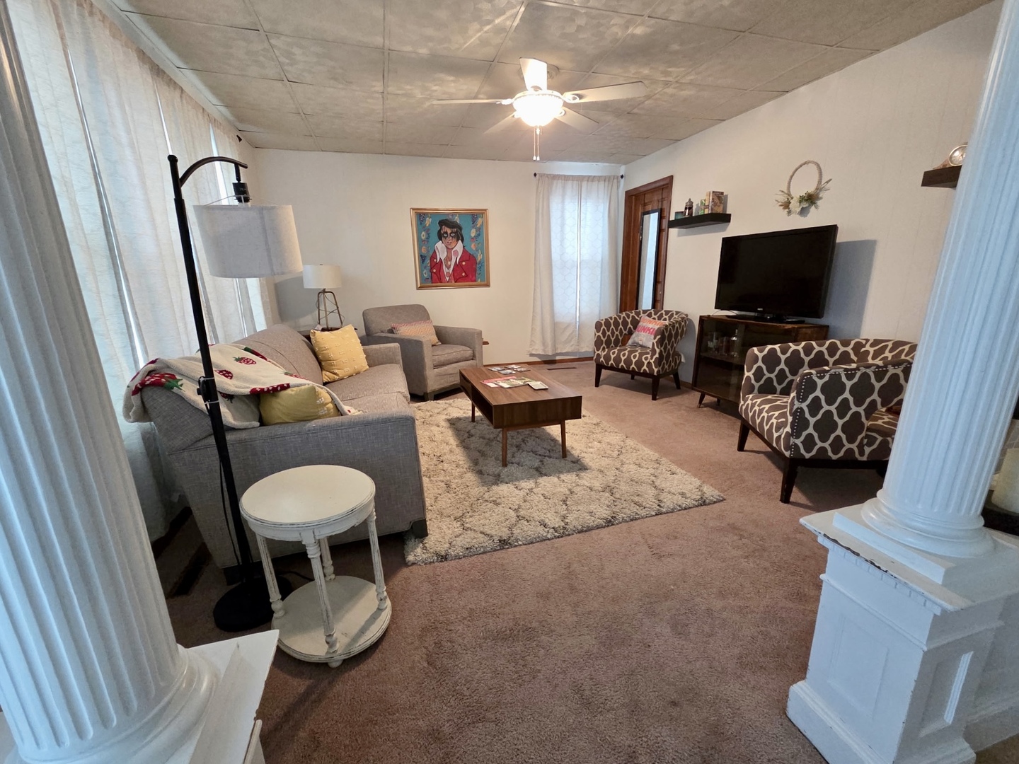 2021 7th Street Peru, IL 61354 - Photo 3 of 18 a living room with furniture and a flat screen tv