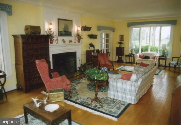6047 Leeds Manor Road Hume, VA 22639 - Photo 8 of 24 Living Room