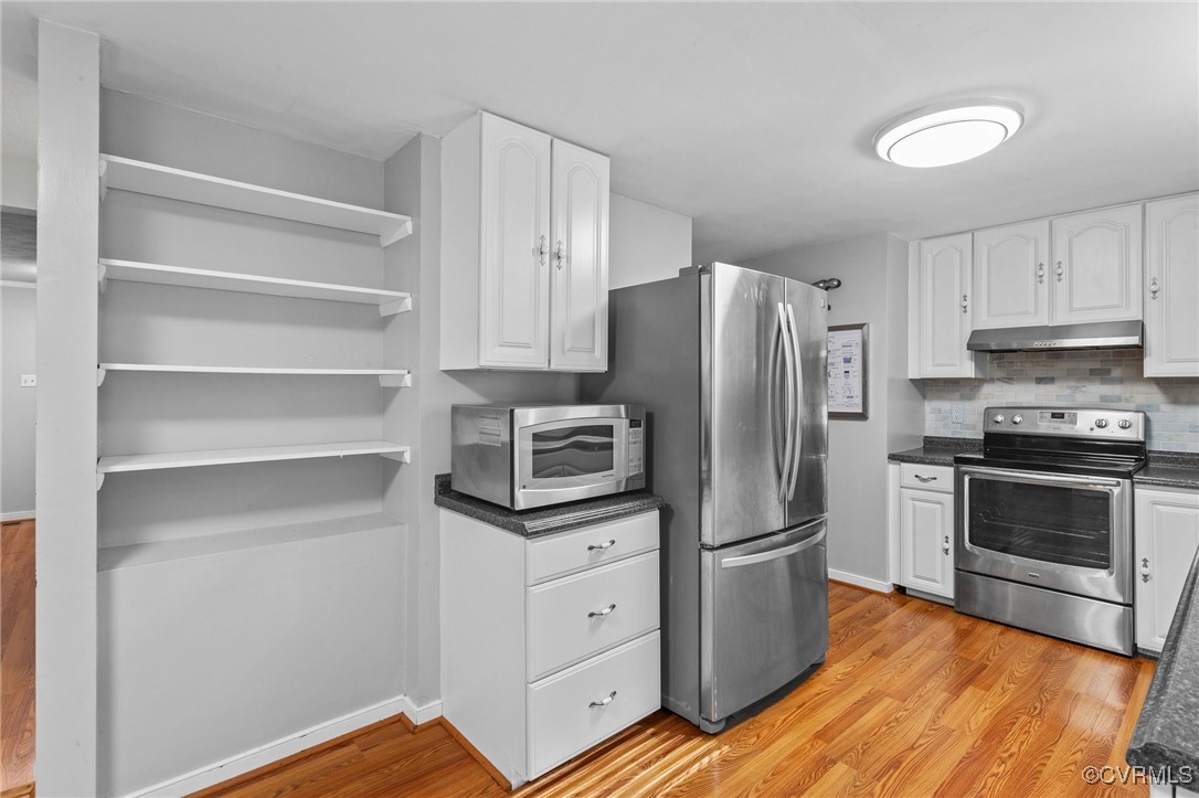 1200 Oldbury Road Midlothian, VA 23113 - Photo 16 of 42 a kitchen with stainless steel appliances a refrigerator stove and microwave