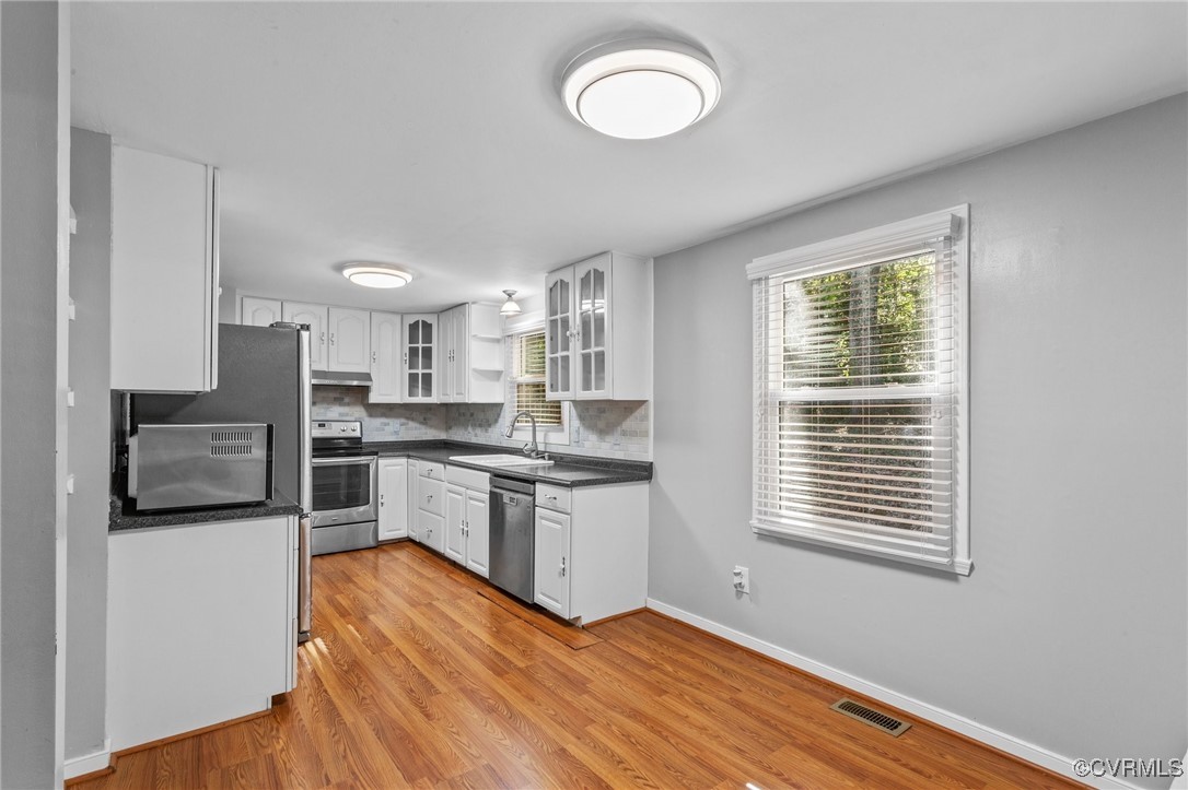 1200 Oldbury Road Midlothian, VA 23113 - Photo 19 of 42 a kitchen with a wooden floor and window