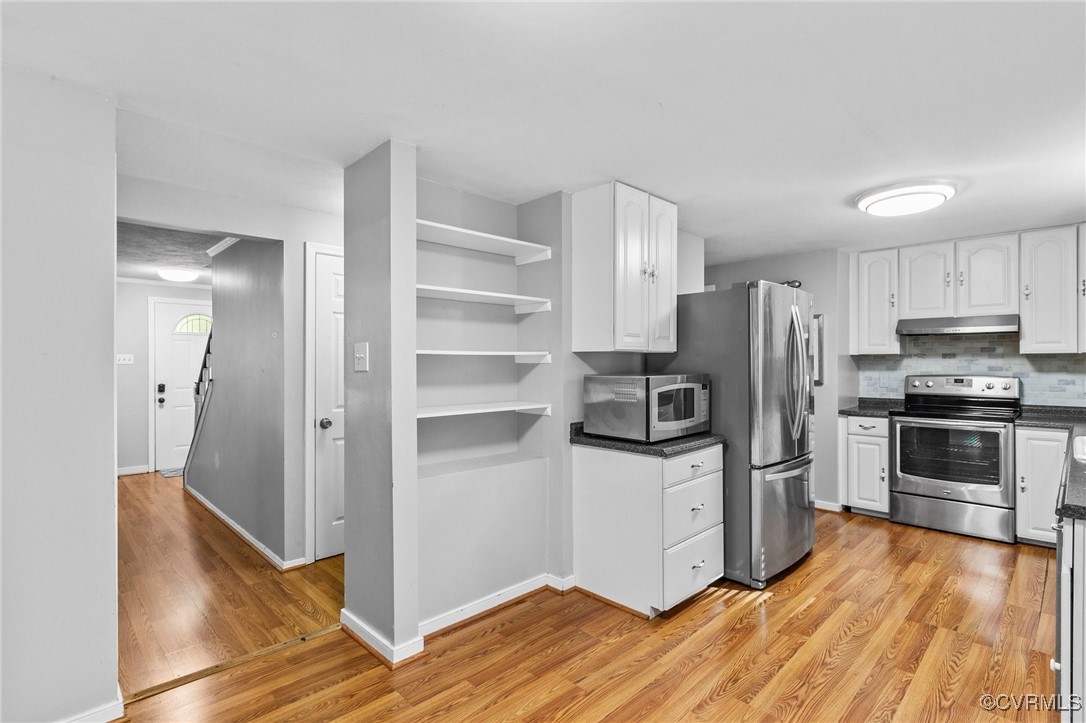 1200 Oldbury Road Midlothian, VA 23113 - Photo 20 of 42 a kitchen with granite countertop a refrigerator and a stove top oven
