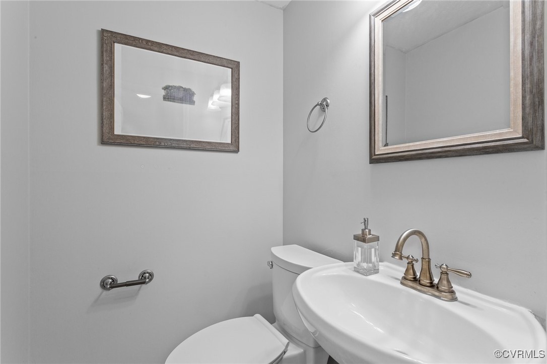1200 Oldbury Road Midlothian, VA 23113 - Photo 22 of 42 a bathroom with a toilet sink and mirror