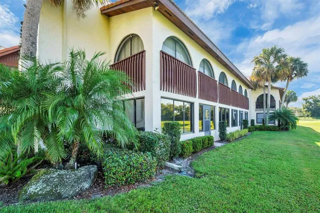 $174,000 | 10104 Village Drive, Unit 4, Lake Wales, FL 33898