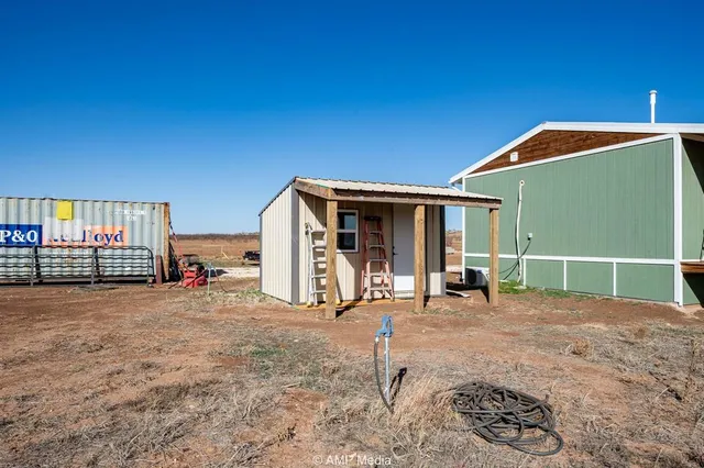 a view of a house with backyard
