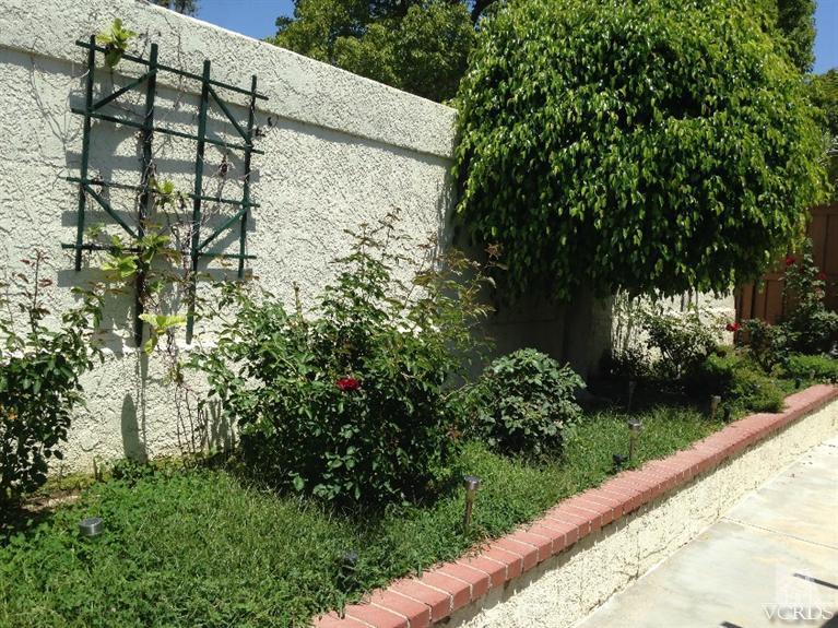 725 Congressional Road Simi Valley, CA 93065 - Photo 4 of 18 a backyard of a house with lots of green space