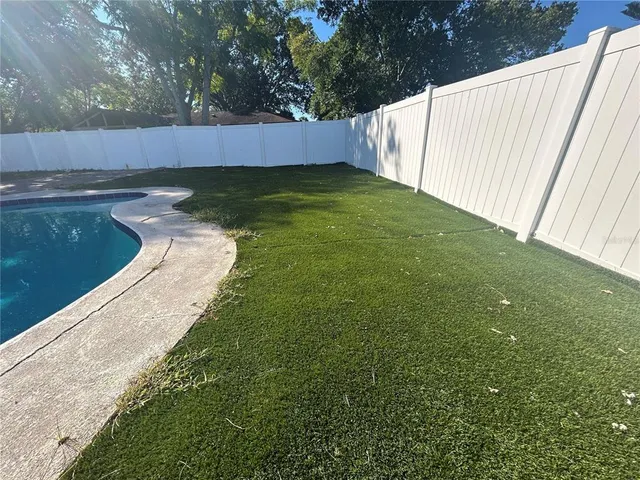 a view of a backyard