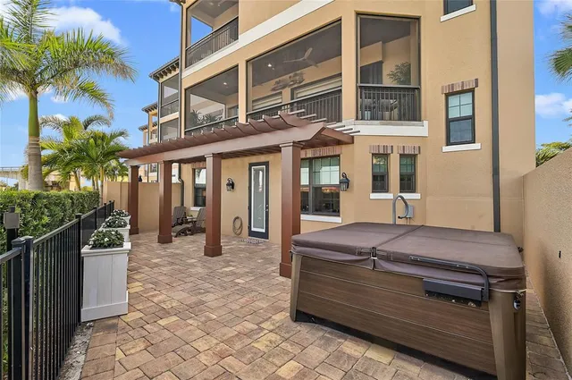 $1,950,000 | 205 East Venice Avenue, Venice, FL 34285