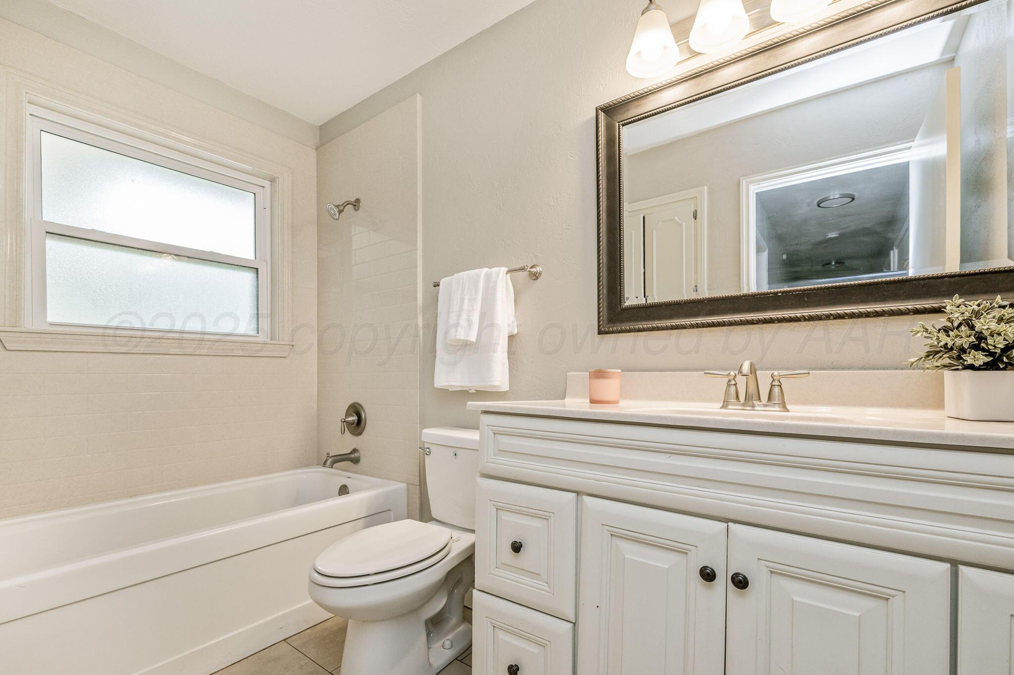 5507 Randolph Road Amarillo, TX 79106 - Photo 13 of 20 Hall Bathroom