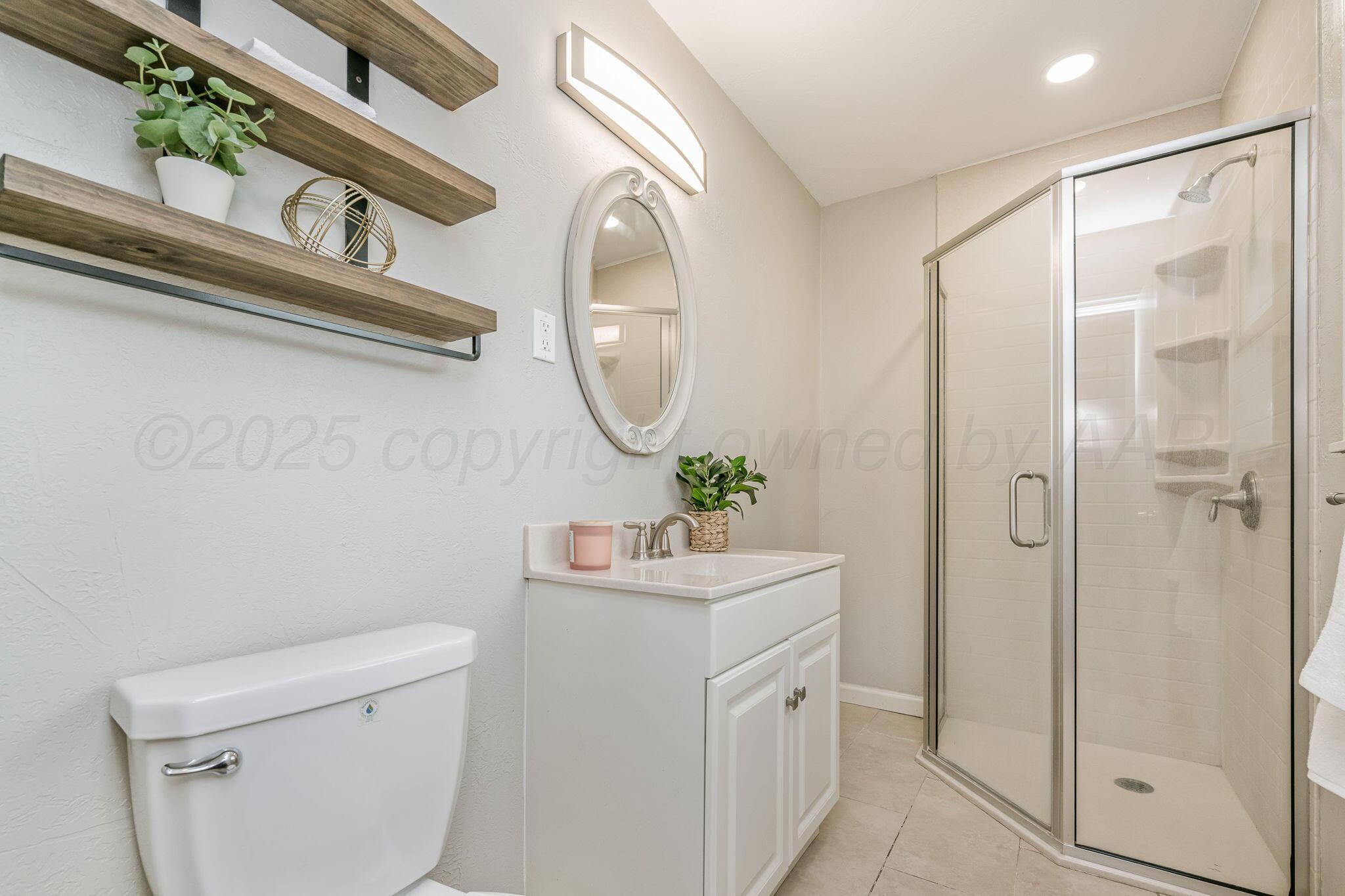 5507 Randolph Road Amarillo, TX 79106 - Photo 17 of 20 Primary Bathroom