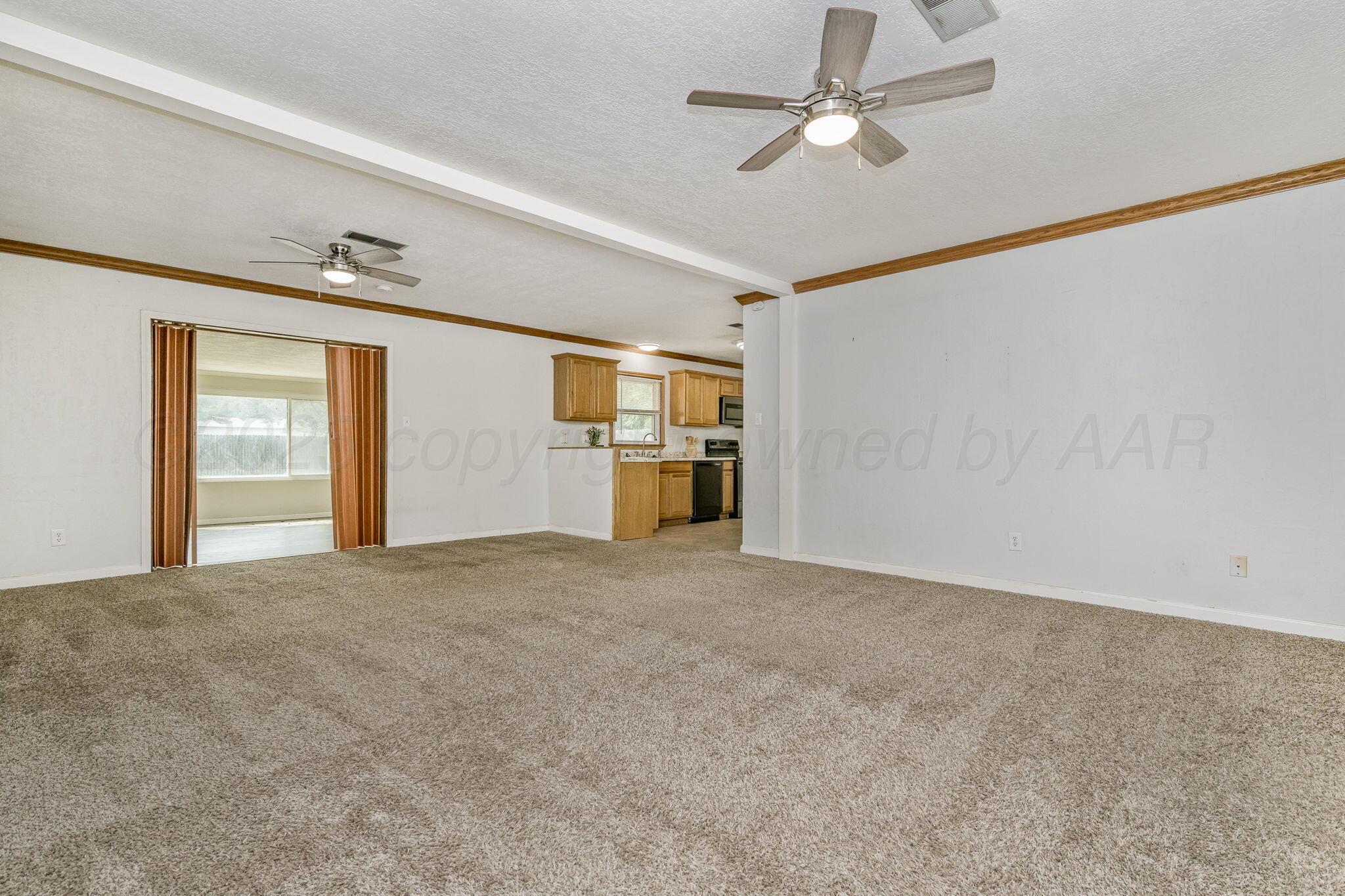 5507 Randolph Road Amarillo, TX 79106 - Photo 3 of 20 Living Room