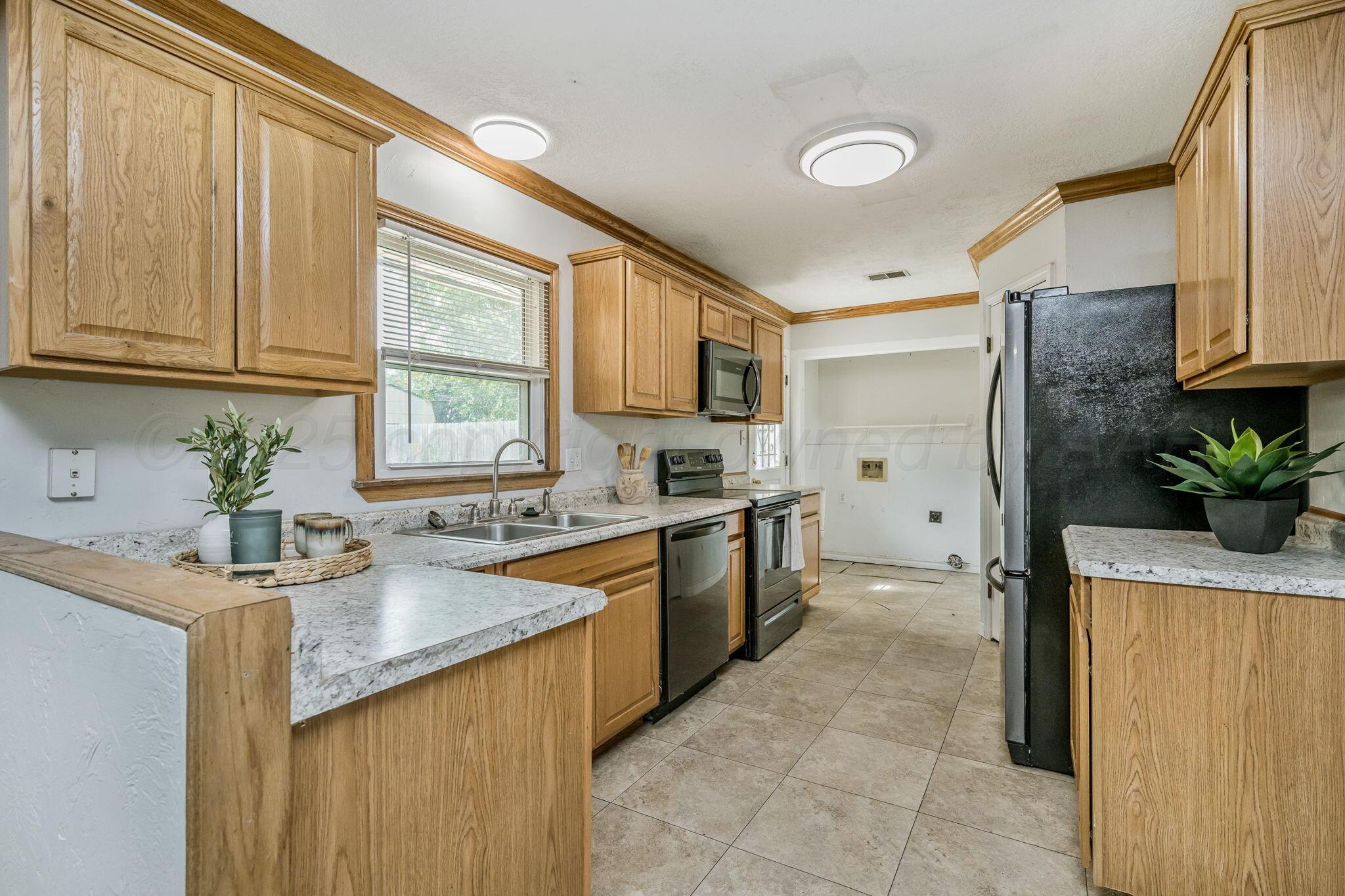 5507 Randolph Road Amarillo, TX 79106 - Photo 6 of 20 Kitchen