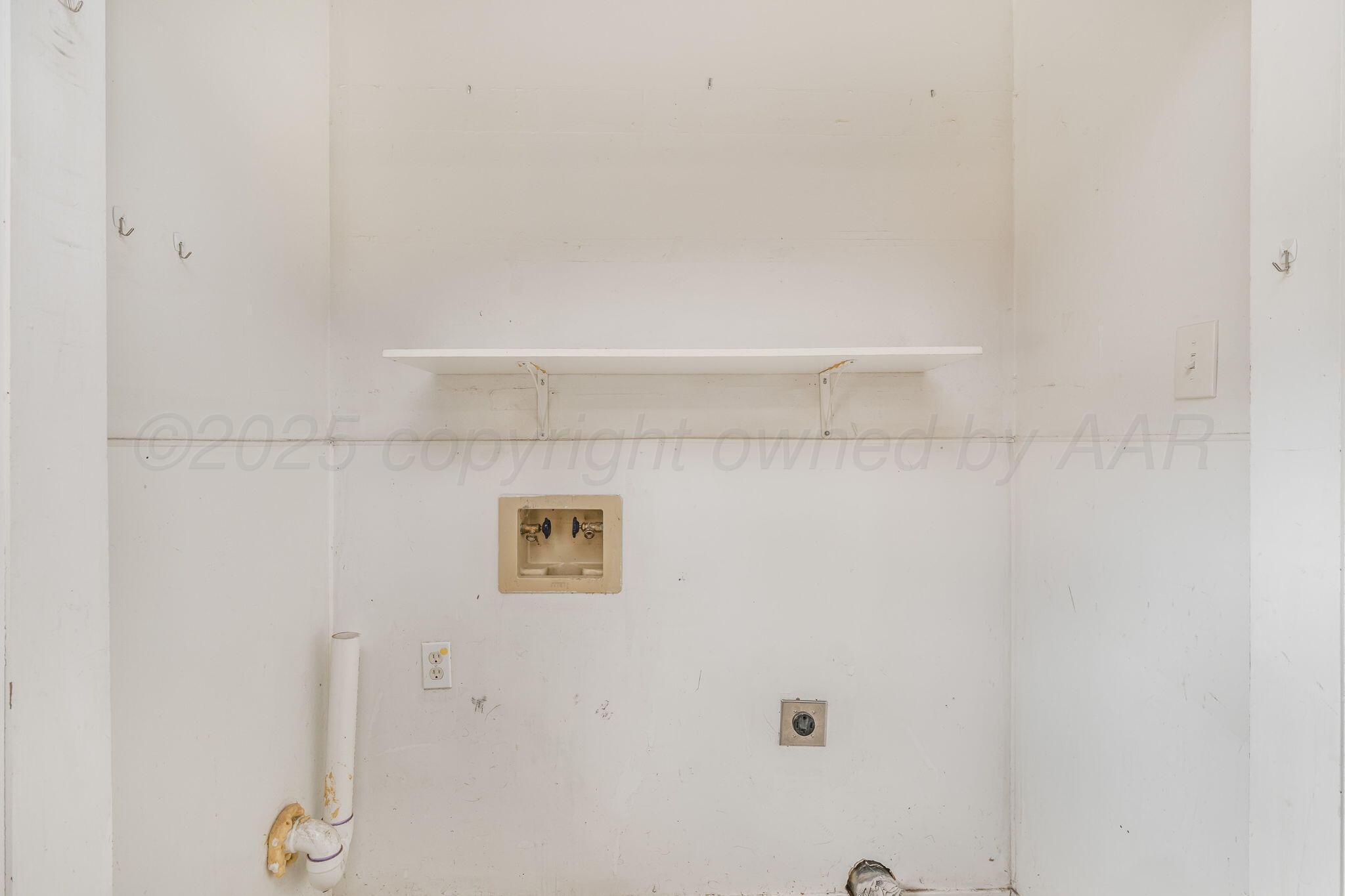 5507 Randolph Road Amarillo, TX 79106 - Photo 9 of 20 Laundry