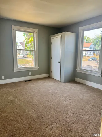 $1,025 | 201 South Howell Street, Davenport, IA 52802