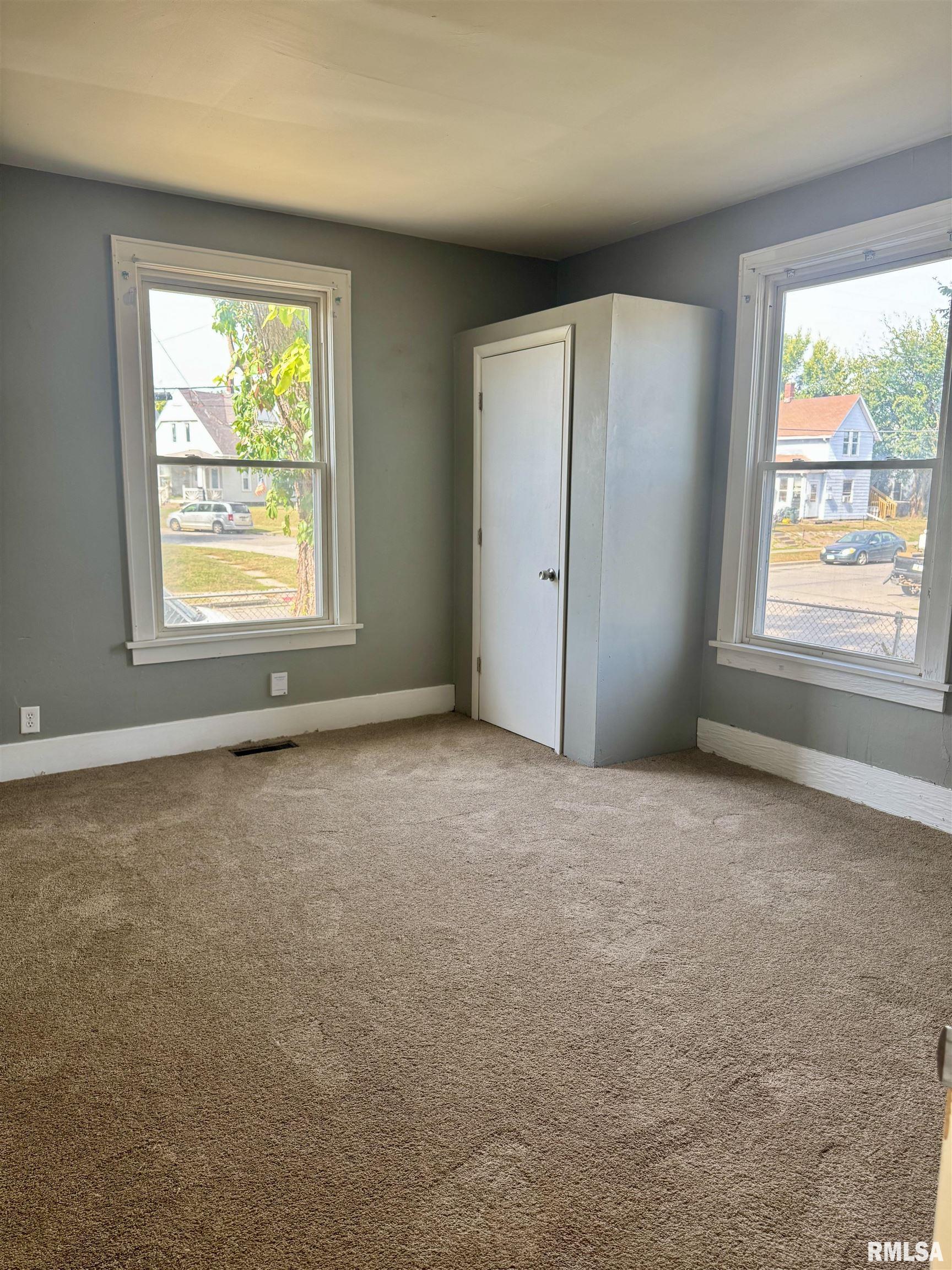 201 South Howell Street Davenport, IA 52802 - Photo 3 of 8