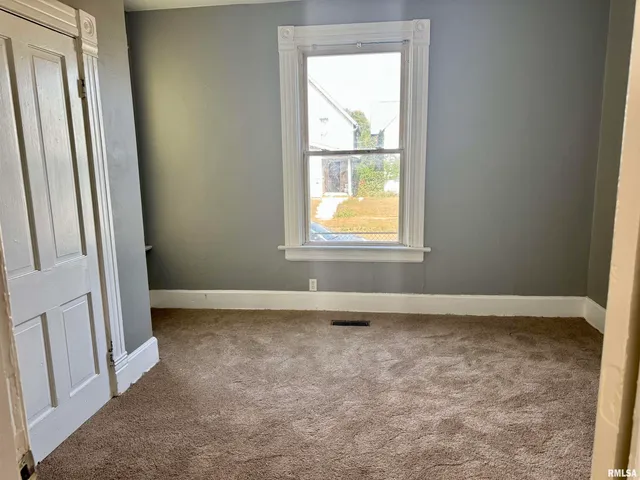 $1,025 | 201 South Howell Street, Davenport, IA 52802