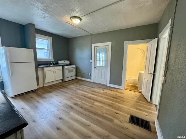 $1,025 | 201 South Howell Street, Davenport, IA 52802