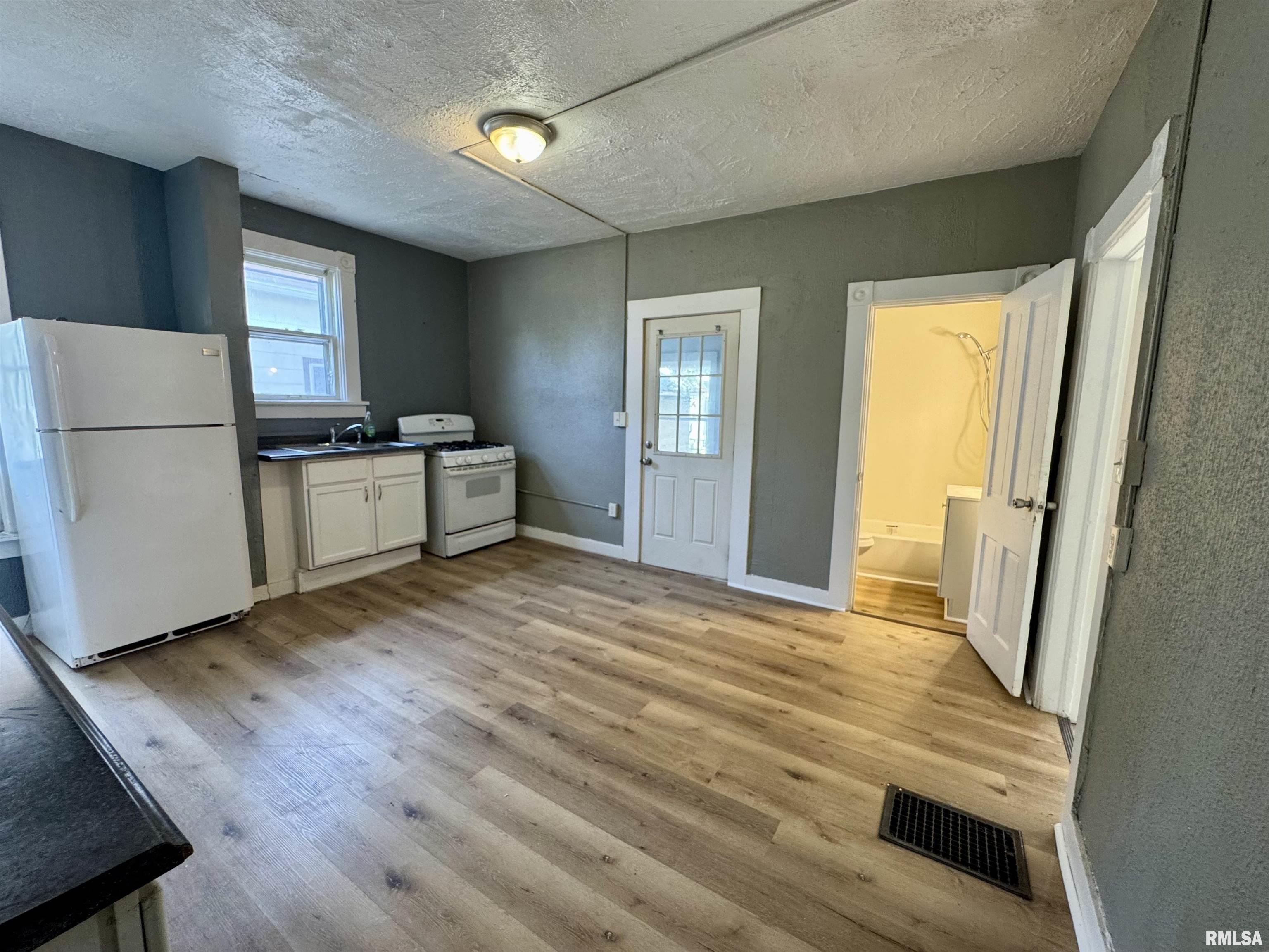 201 South Howell Street Davenport, IA 52802 - Photo 6 of 8