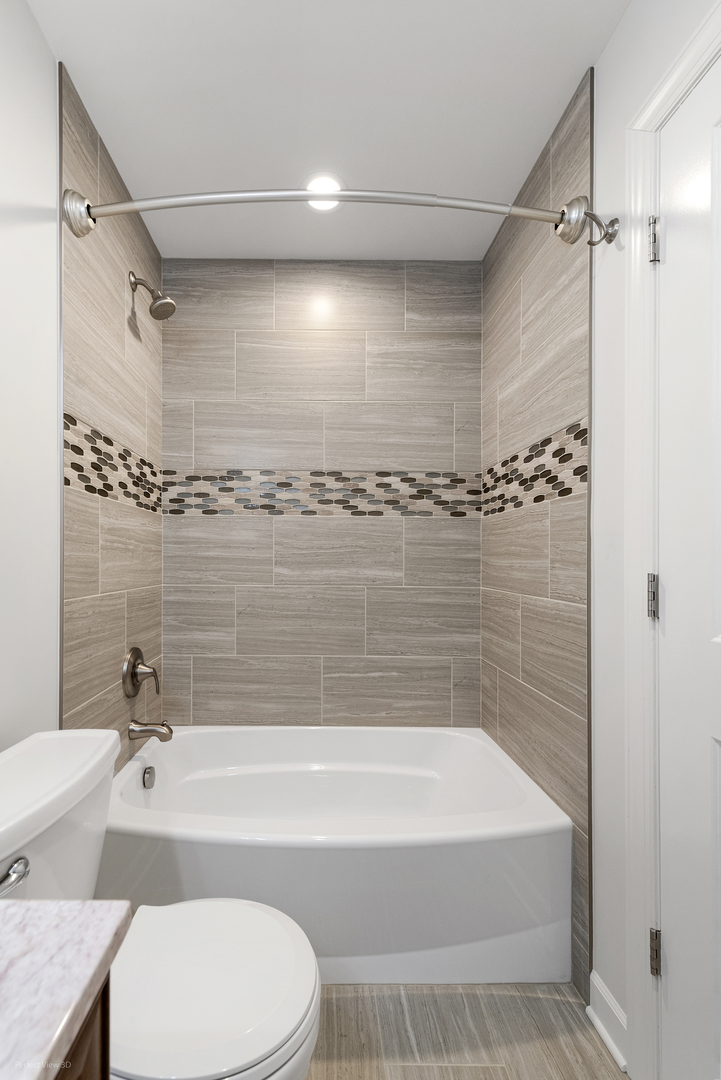 92 Foxboro Lane Gurnee, IL 60031 - Photo 20 of 46 a bathroom with a bathtub a toilet and a shower
