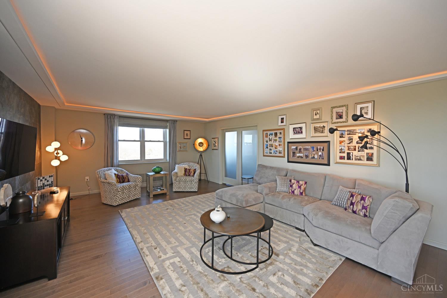 2444 Madison Road, Unit 1106 Cincinnati, OH 45208 - Photo 17 of 75 Living room area