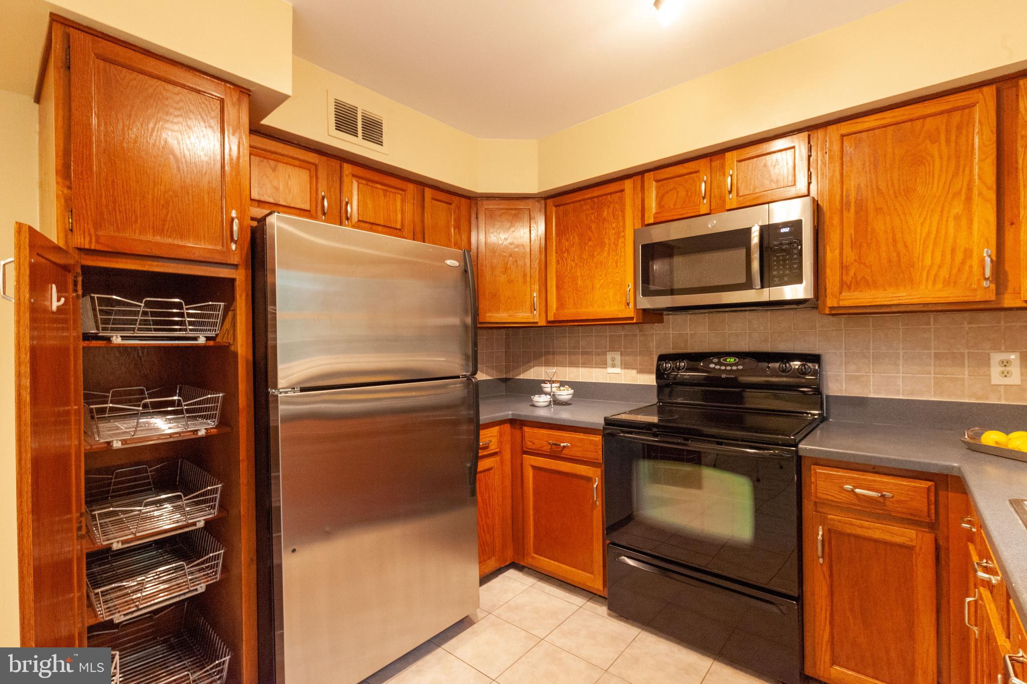 8528 Springfield Oaks Drive Springfield, VA 22153 - Photo 7 of 41 Gallery Image 7