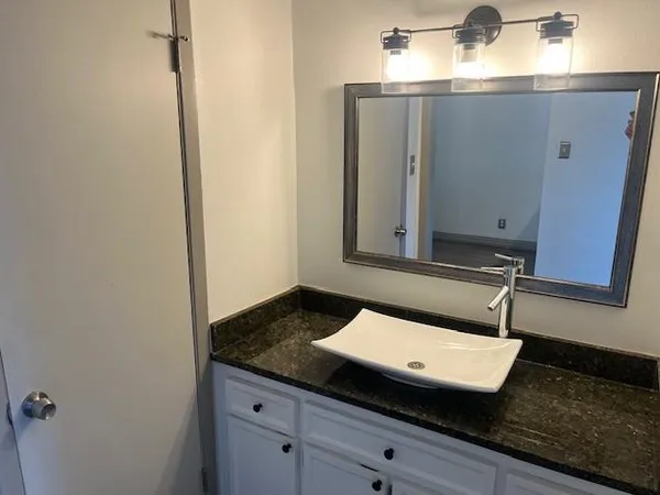 $975 | 2800 Douglas Avenue, Unit 317, Dallas, TX 75219
