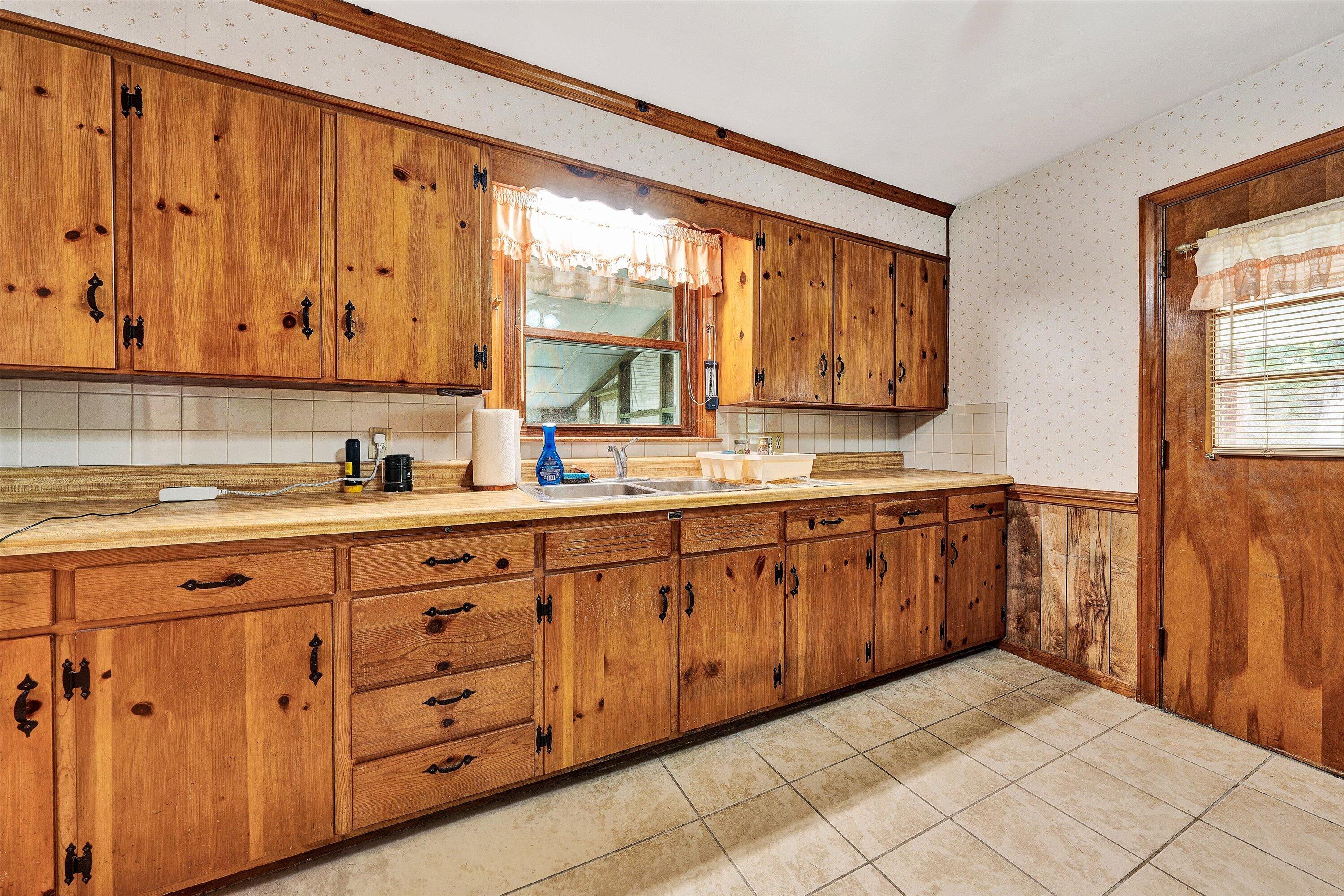 1819 N Road Salem, VA 24153 - Photo 9 of 36 09-DSC00124
