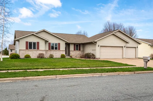 $469,900 | 2205 Greenview Lane, Onalaska, WI 54650