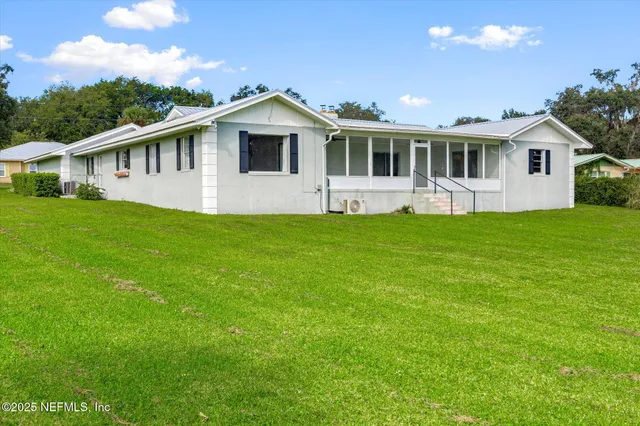 a view of a house with backyard and garden