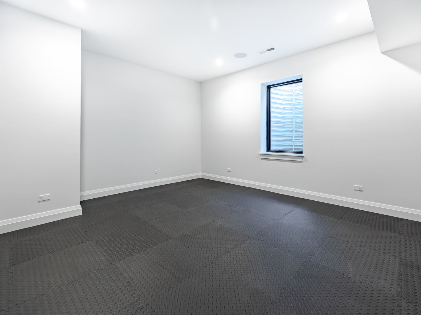 410 Prairie Avenue Wilmette, IL 60091 - Photo 39 of 44 an empty room with a window