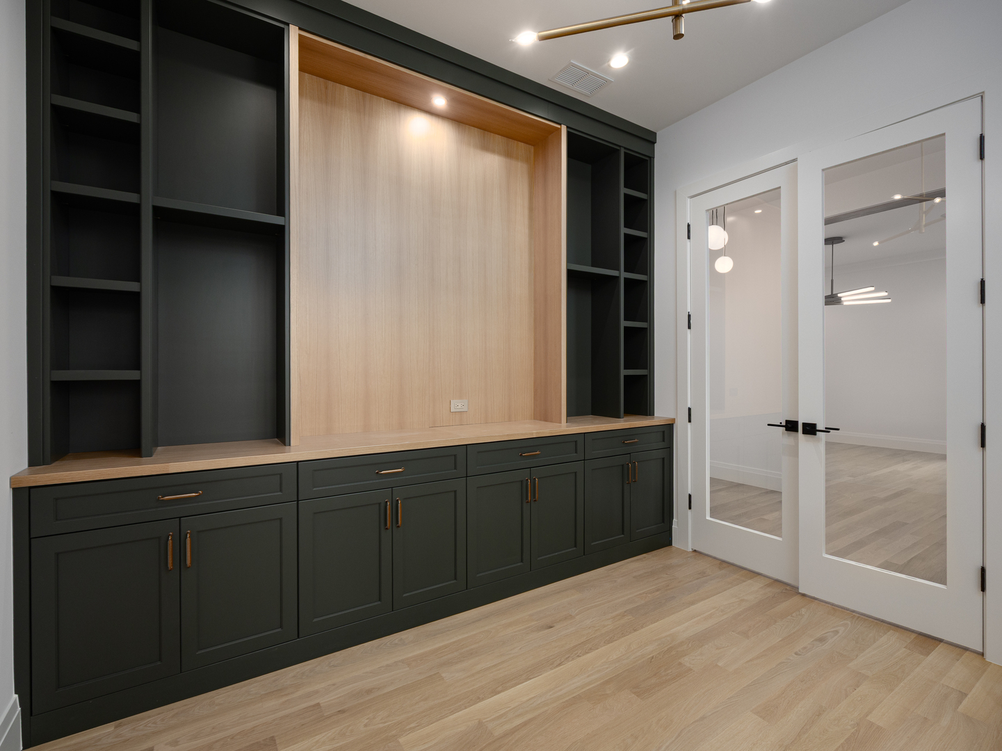 410 Prairie Avenue Wilmette, IL 60091 - Photo 4 of 44 a spacious bathroom with a double vanity sink and a mirror