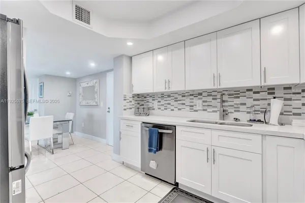 $3,900 | 9273 Collins Avenue, Unit 407, Surfside, FL 33154