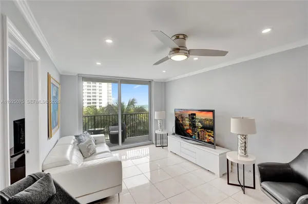 $3,900 | 9273 Collins Avenue, Unit 407, Surfside, FL 33154