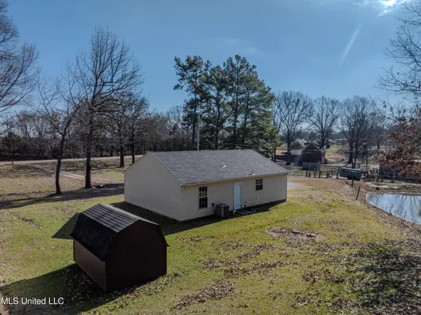 $185,000 | 3305 North Robertson Road, Nesbit, MS 38651