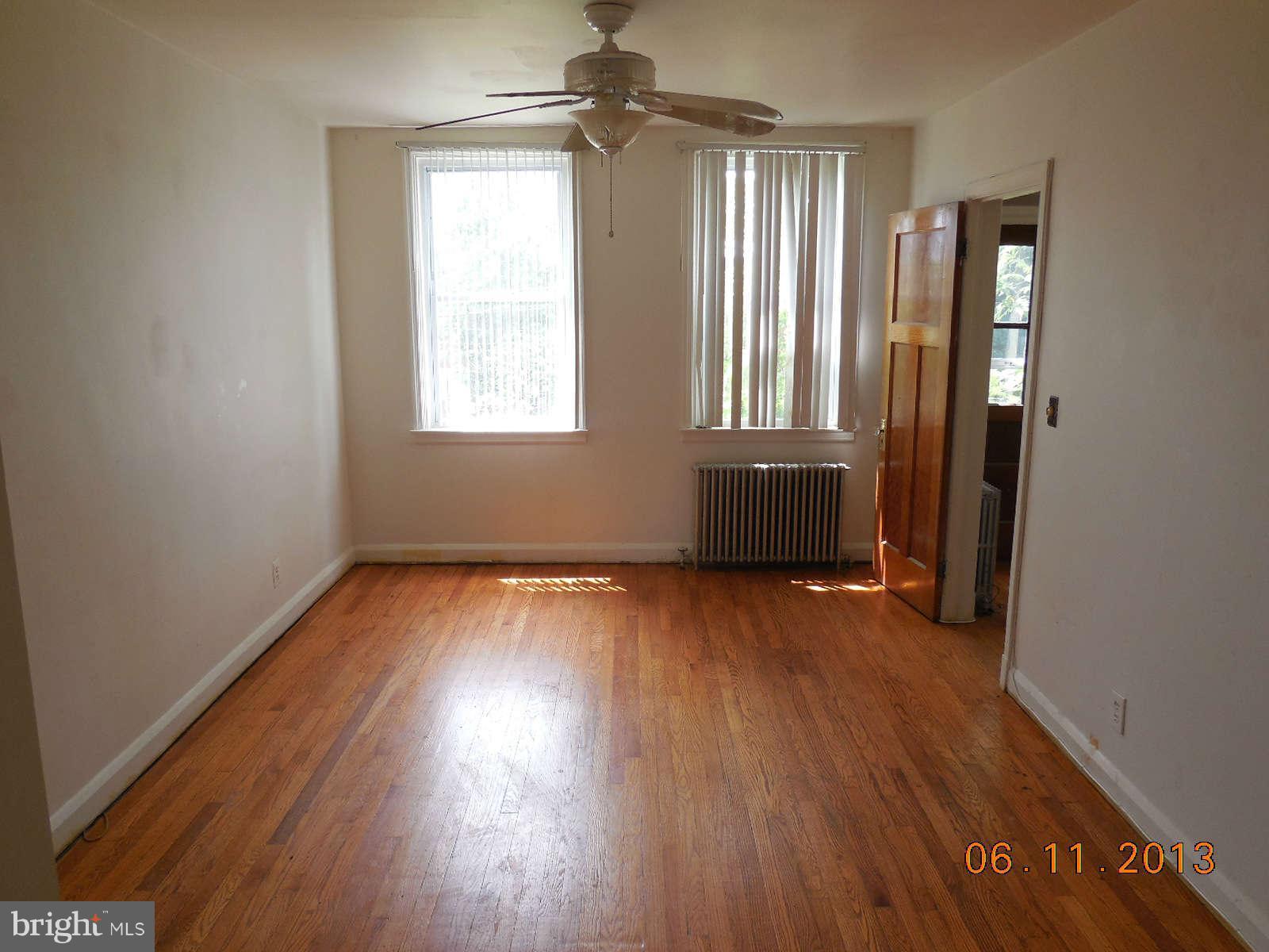 3547 Juneway Baltimore, MD 21213 - Photo 5 of 28 Living Room