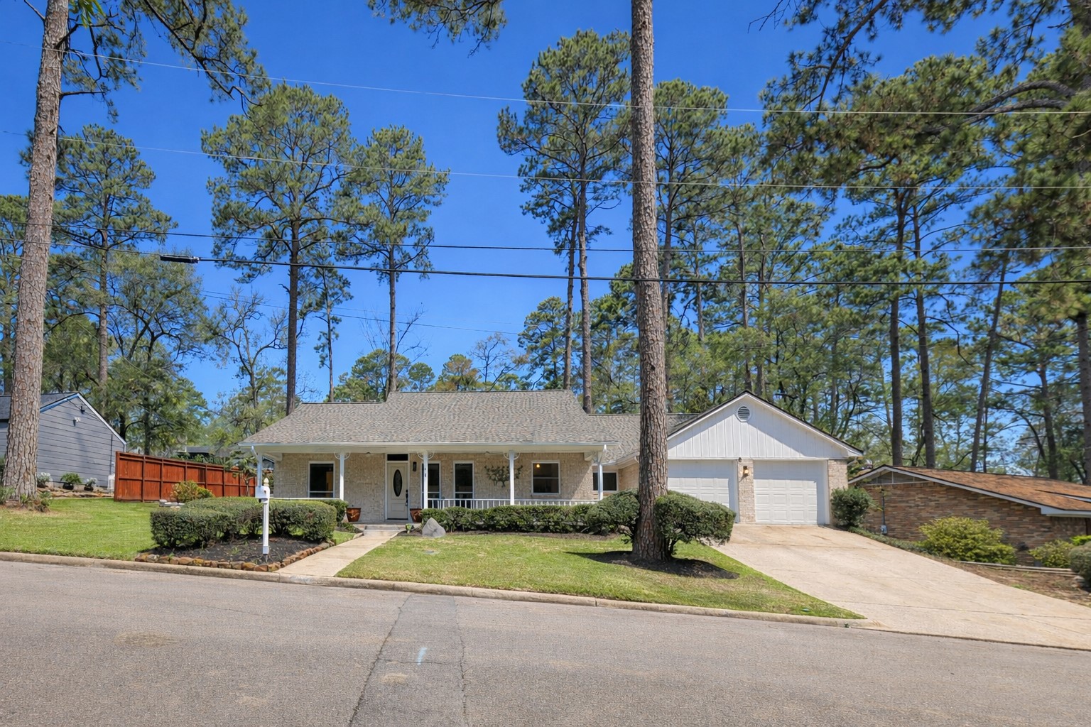 1616 Ave R Huntsville, TX 77340 - Photo 2 of 33